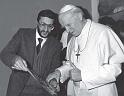 49 Roma 1988, Guadagnuolo offre al Sommo Pontefice Giovanni Paolo II la riproduzione della sua Crocifissione